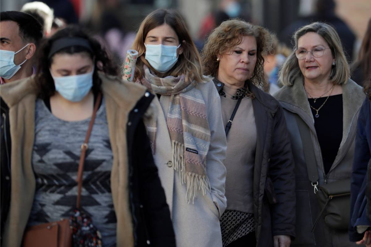 Viandantes en una calle de Valencia durante el primer dÃa en el que ya la mascarilla no es obligatoria en exteriores (Foto: Biel AliÃ±o)